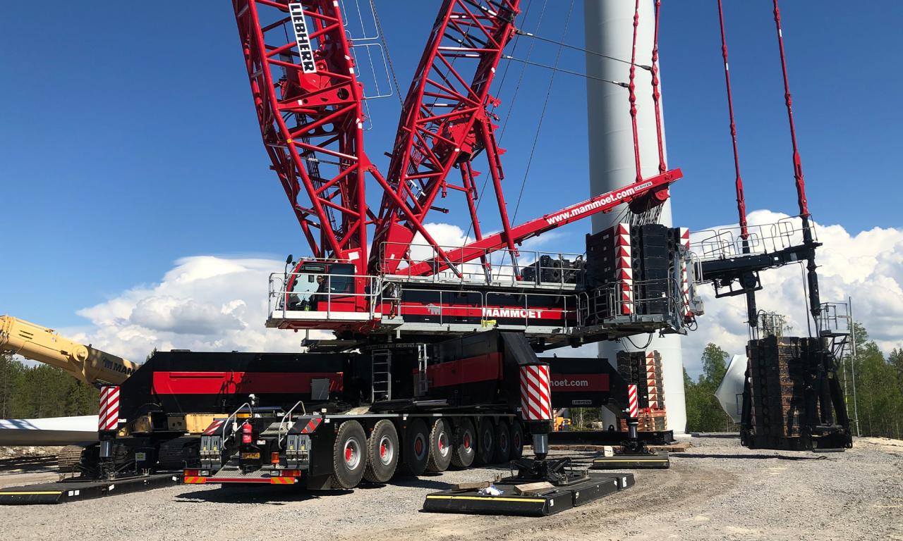 Specialized crane during installation of windmill