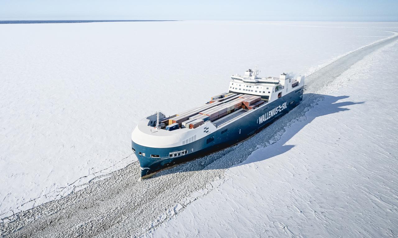 RoRo-vessel in the ice